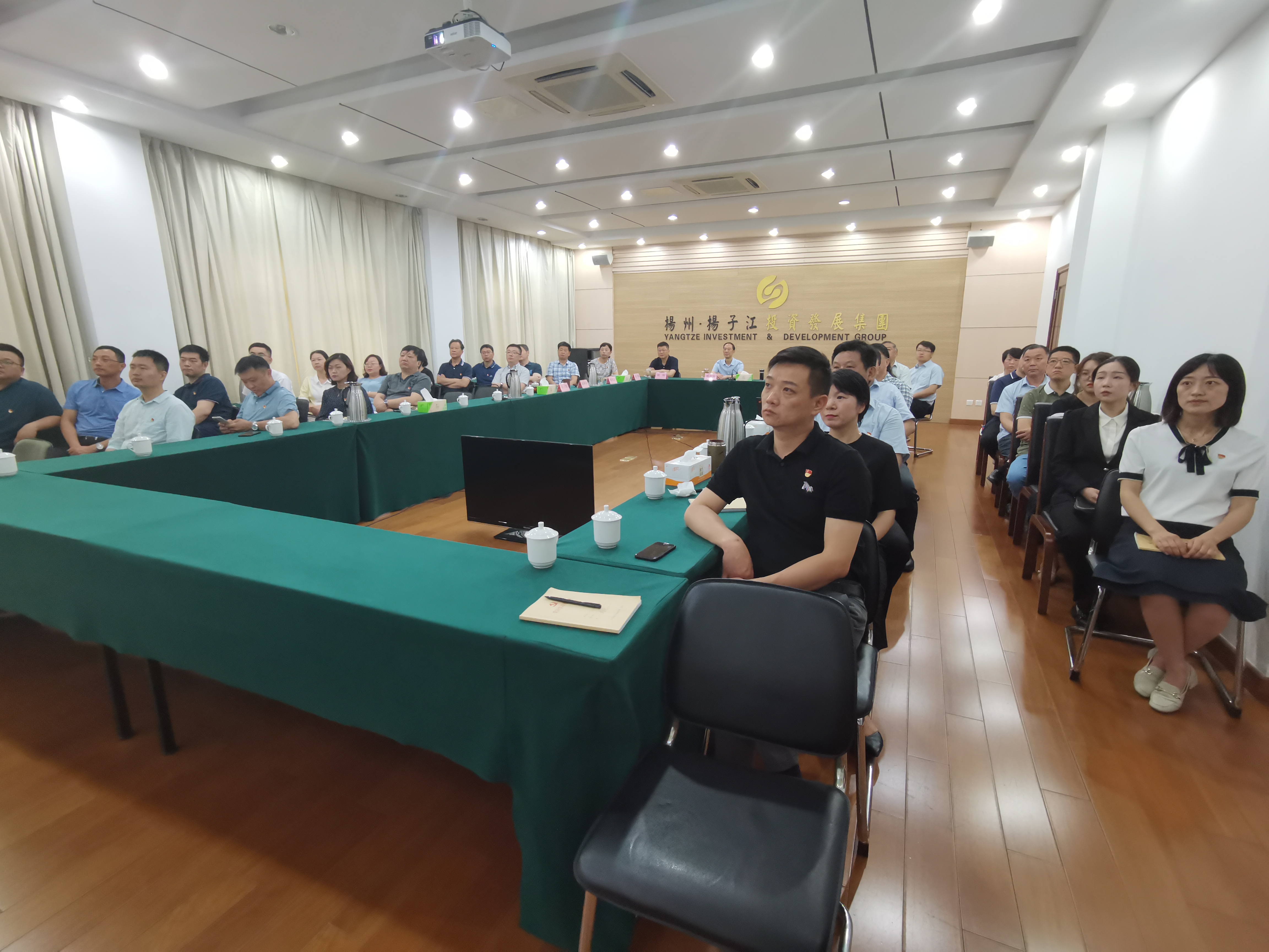 揚(yáng)子江集團(tuán)黨委理論中心組、全體中層干部、直屬支部全體黨員收看慶祝共產(chǎn)黨成立100周年大會.jpg