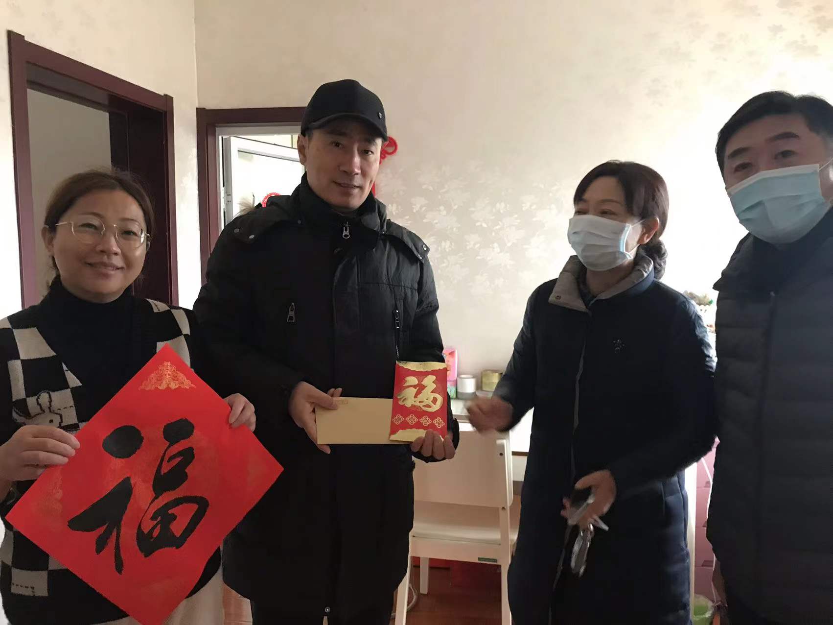 集團領(lǐng)導黃霞帶隊走訪慰問珍園大病困難職工.jpg