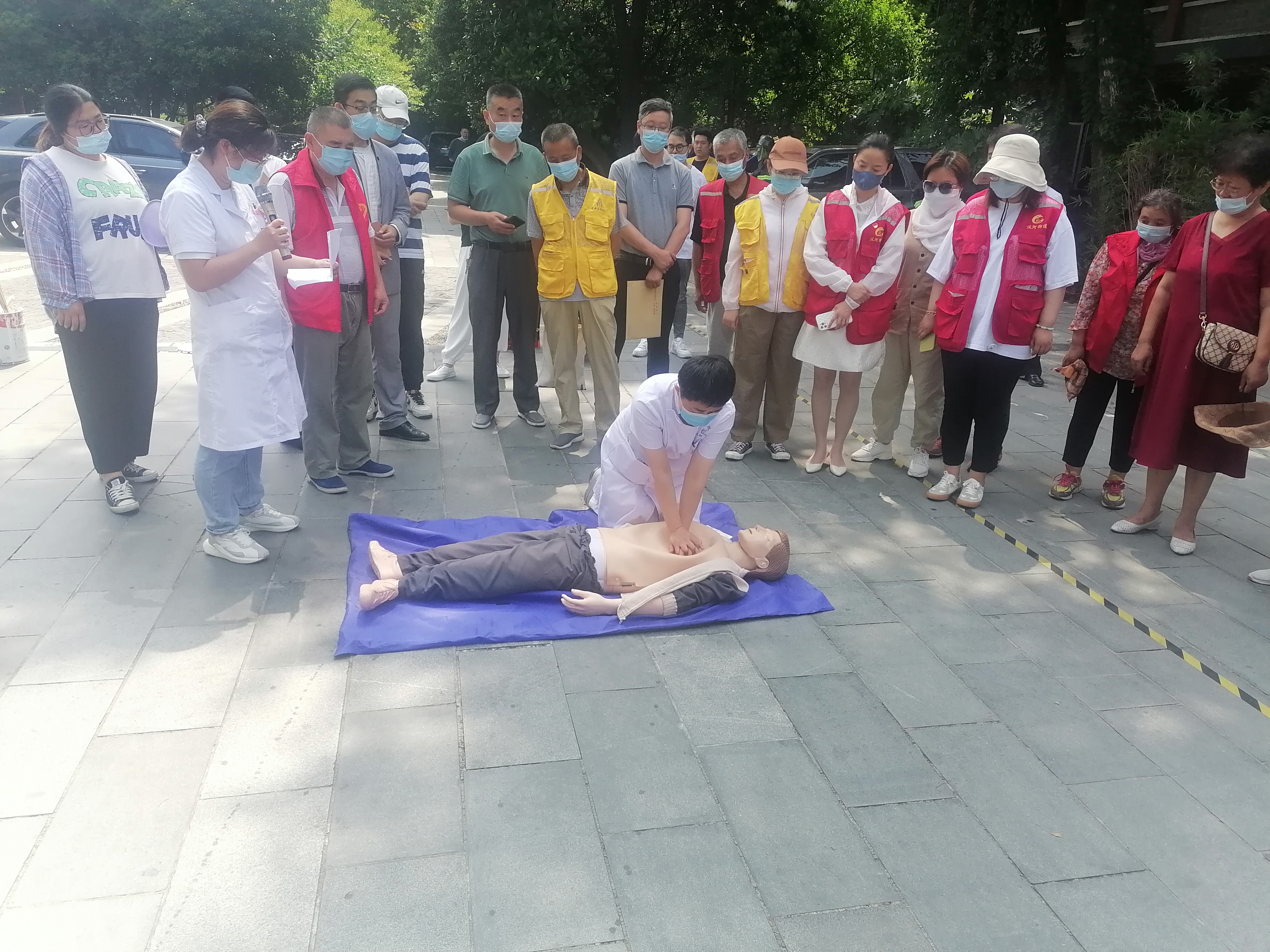 萃園城市酒店遵守安全生產(chǎn)法、當好第一責任人專題宣講及消防演練5.jpg